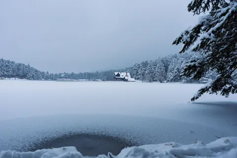 Winter Lake 4K Wallpaper · winter · 3840×2560