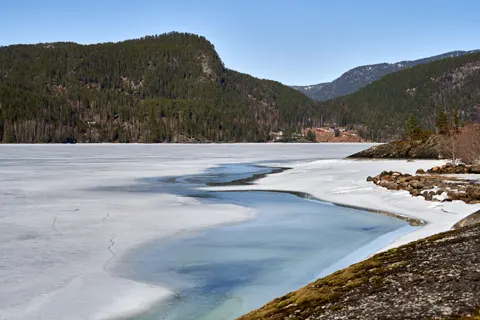 शीतकालीन झील 4K वॉलपेपर · winter · 3840×2561