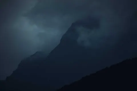 Donkere bergen 4K-achtergrond · dark · 3840×2560