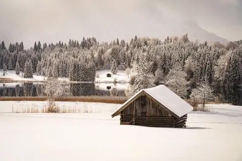 خلفية كوخ شتوي بدقة 4K · winter · 3840×2560