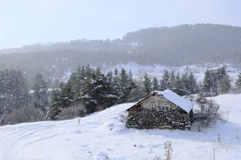 雪の山小屋 4K壁紙 · winter · 3840×2560