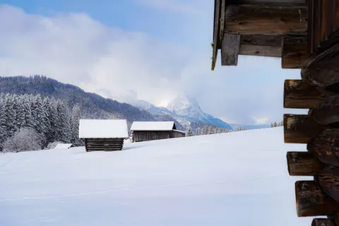 خلفية كوخ شتوي بدقة 4K · winter · 3840×2560
