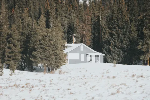 Hình nền Cabin Tuyết Trắng 4K · winter · 3840×2560