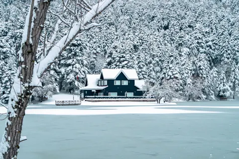 Обои Зимняя хижина 4K · winter · 3840×2560