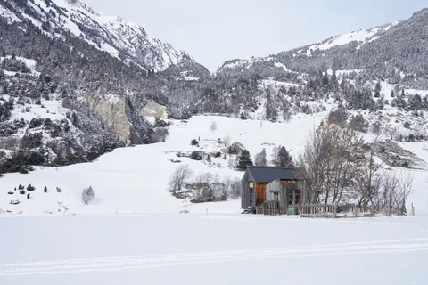 Winter Cabin 4K Wallpaper · winter · 3840×2560