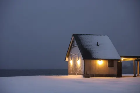雪中小屋 4K壁纸 · winter · 3840×2561