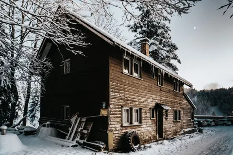 Hình nền Cabin Tuyết Trắng 4K · winter · 3840×2560