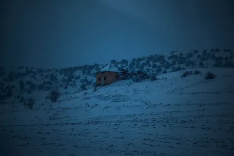 خلفية كوخ شتوي بدقة 4K · winter · 3840×2560