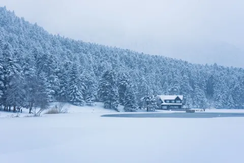 雪の山小屋 4K壁紙 · winter · 3840×2560