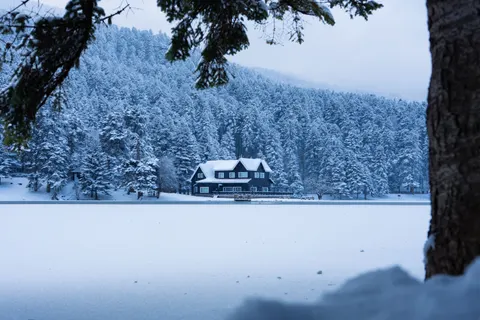 خلفية كوخ شتوي بدقة 4K · winter · 3840×2560