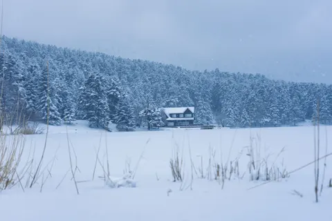خلفية كوخ شتوي بدقة 4K · winter · 3840×2560