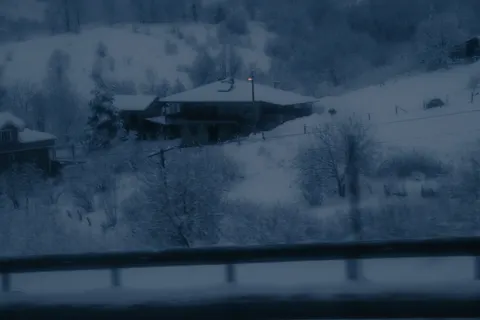 خلفية كوخ شتوي بدقة 4K · winter · 3840×2560