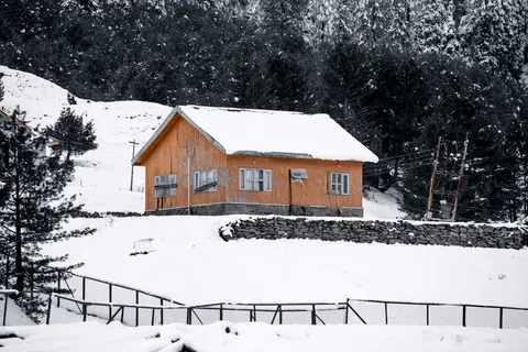雪の山小屋 4K壁紙 · winter · 3840×2560