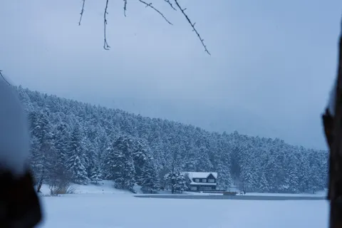 겨울 오두막 4K 배경화면 · winter · 3840×2560