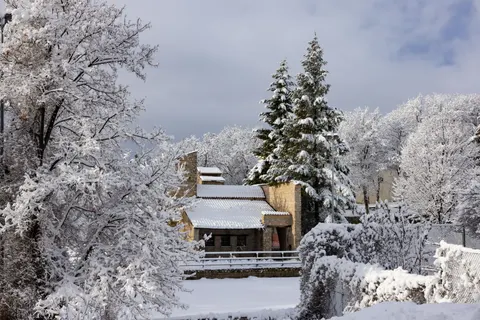 Hình nền Cabin Tuyết Trắng 4K · winter · 3840×2561