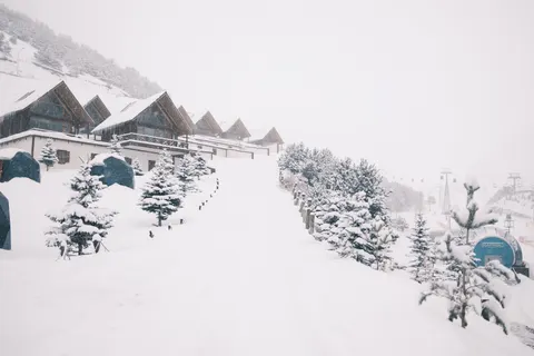 خلفية كوخ شتوي بدقة 4K · winter · 3840×2560