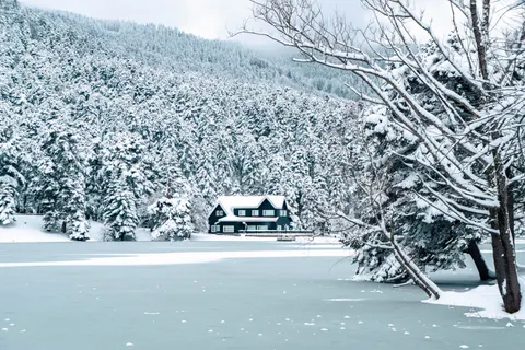 Hình nền Cabin Tuyết Trắng 4K · winter · 3840×2560