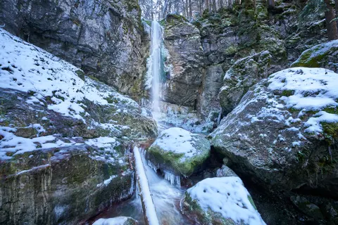 Frozen Waterfall 4K Wallpaper · nature · 3840×2560
