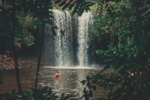 Fond d'écran Cascade en forêt tropicale 4K · nature · 3840×2560