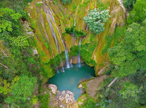 Tropischer Wasserfall 4K Hintergrundbild · tropical · 3840×2833