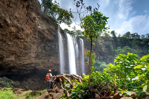 Tropischer Wasserfall 4K Hintergrundbild · tropical · 3840×2561
