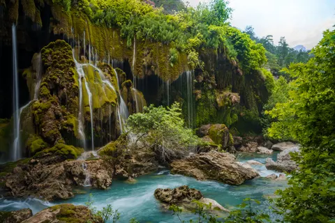 والپیپر آبشار استوایی با کیفیت 4K · tropical · 3840×2560