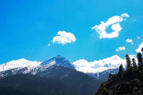 Snowy Mountain Peak 4K Wallpaper · mountains · 3840×2560