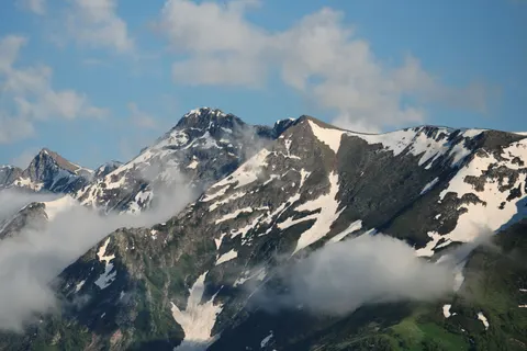 Snowy Mountain Peak 4K Wallpaper · mountains · 3840×2560