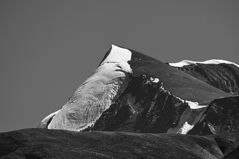 Snowy Mountain Peak 4K Wallpaper · mountains · 3840×2560