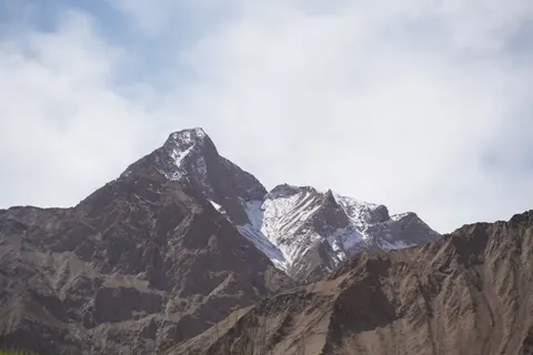 Snowy Mountain Peak 4K Wallpaper · mountains · 3840×2560