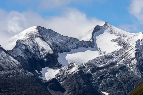 Snowy Mountain Peak 4K Wallpaper · mountains · 3840×2560