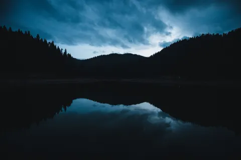 Wallpaper Danau Gunung 4K · mountains · 3840×2560