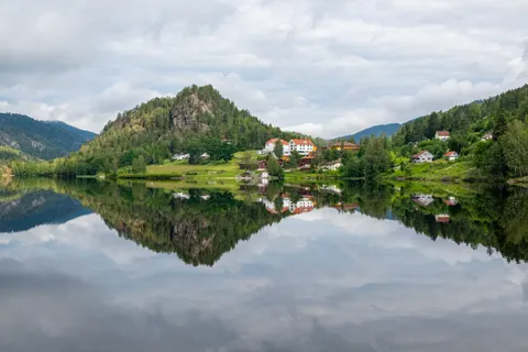 Mountain Lake 4K Wallpaper · mountains · 3840×2560
