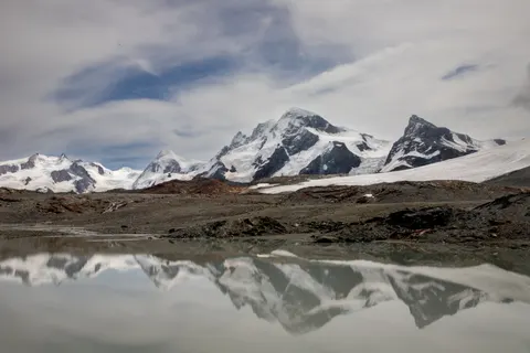 Mountain Lake 4K Wallpaper · mountains · 3840×2560
