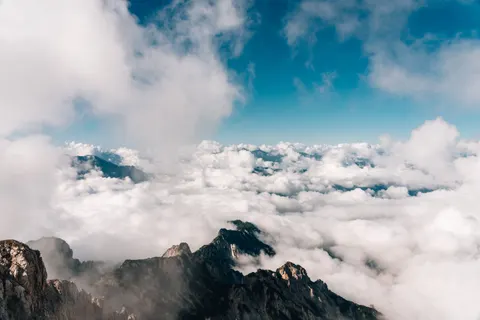 Above the Clouds 4K Wallpaper · mountains · 3840×2560