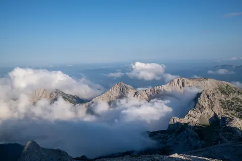 Above the Clouds 4K Wallpaper · mountains · 3840×2560