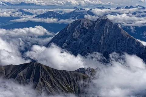 Above the Clouds 4K Wallpaper · mountains · 3840×2563