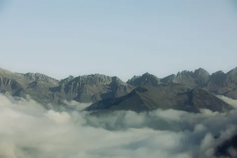 Above the Clouds 4K Wallpaper · mountains · 3840×2560