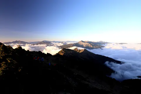 Above the Clouds 4K Wallpaper · mountains · 3840×2560