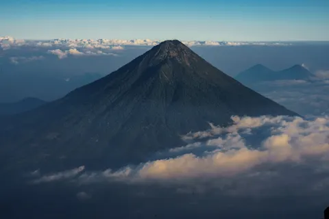 Above the Clouds 4K Wallpaper · mountains · 3840×2560