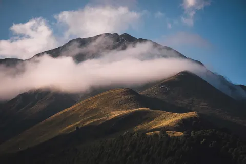 Above the Clouds 4K Wallpaper · mountains · 3840×2560