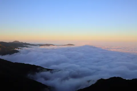 Above the Clouds 4K Wallpaper · mountains · 3840×2560