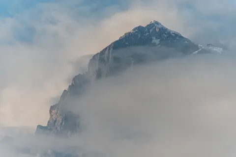 Above the Clouds 4K Wallpaper · mountains · 3840×2563