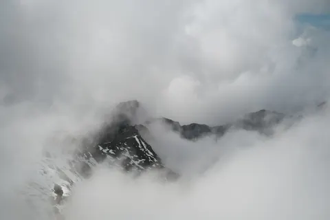 Above the Clouds 4K Wallpaper · mountains · 3840×2560