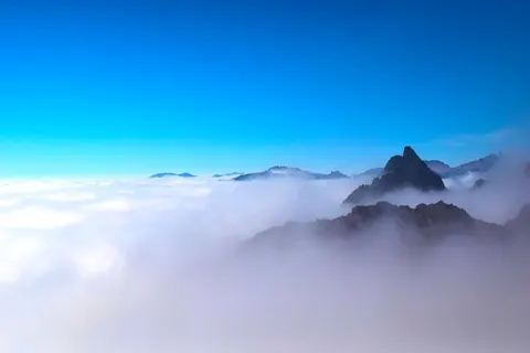 Above the Clouds 4K Wallpaper · mountains · 3840×2560