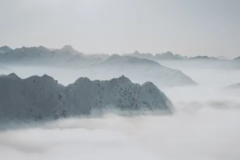 Above the Clouds 4K Wallpaper · mountains · 3840×2560