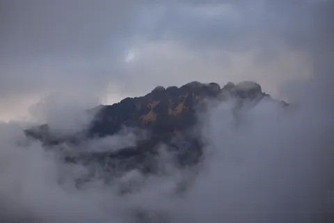 Above the Clouds 4K Wallpaper · mountains · 3840×2560