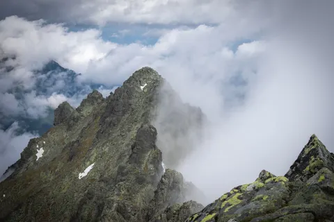 Above the Clouds 4K Wallpaper · mountains · 3840×2560
