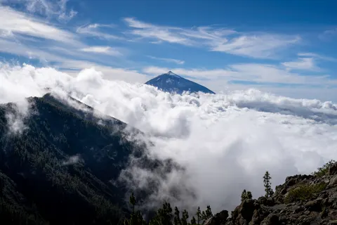 Above the Clouds 4K Wallpaper · mountains · 3840×2560