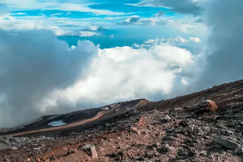 Above the Clouds 4K Wallpaper · mountains · 3840×2560